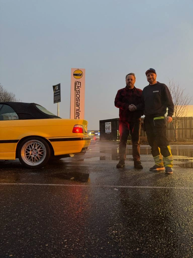 Teamet på Eksosanlegg AS utenfor verkstedet i Moss