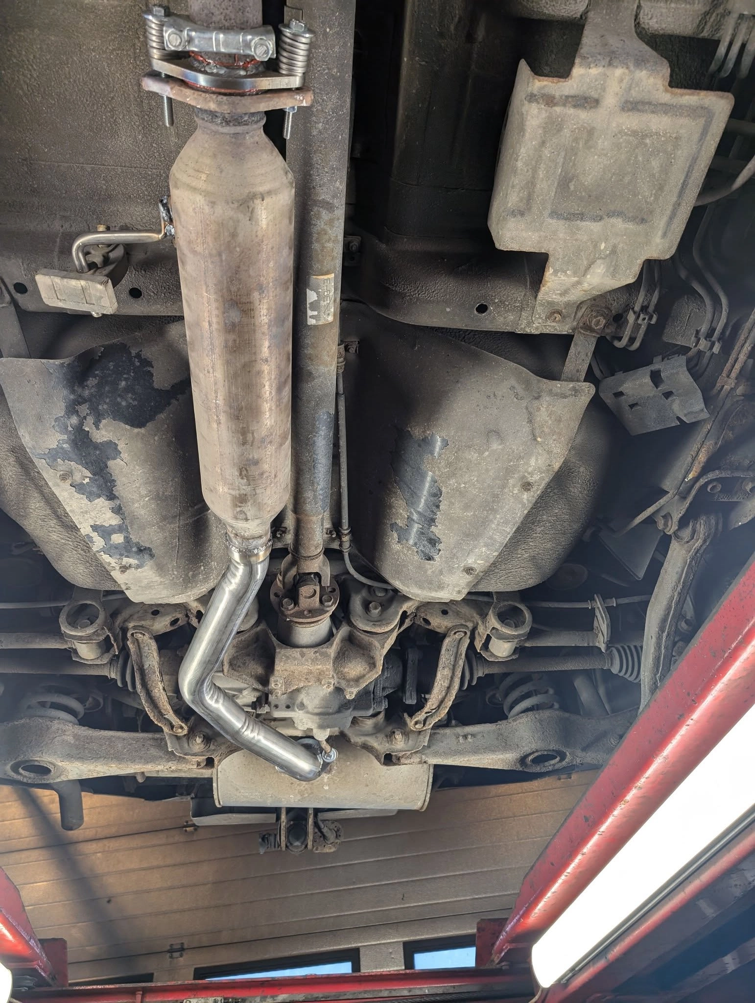 Arbeid på eksosanlegg i verkstedet