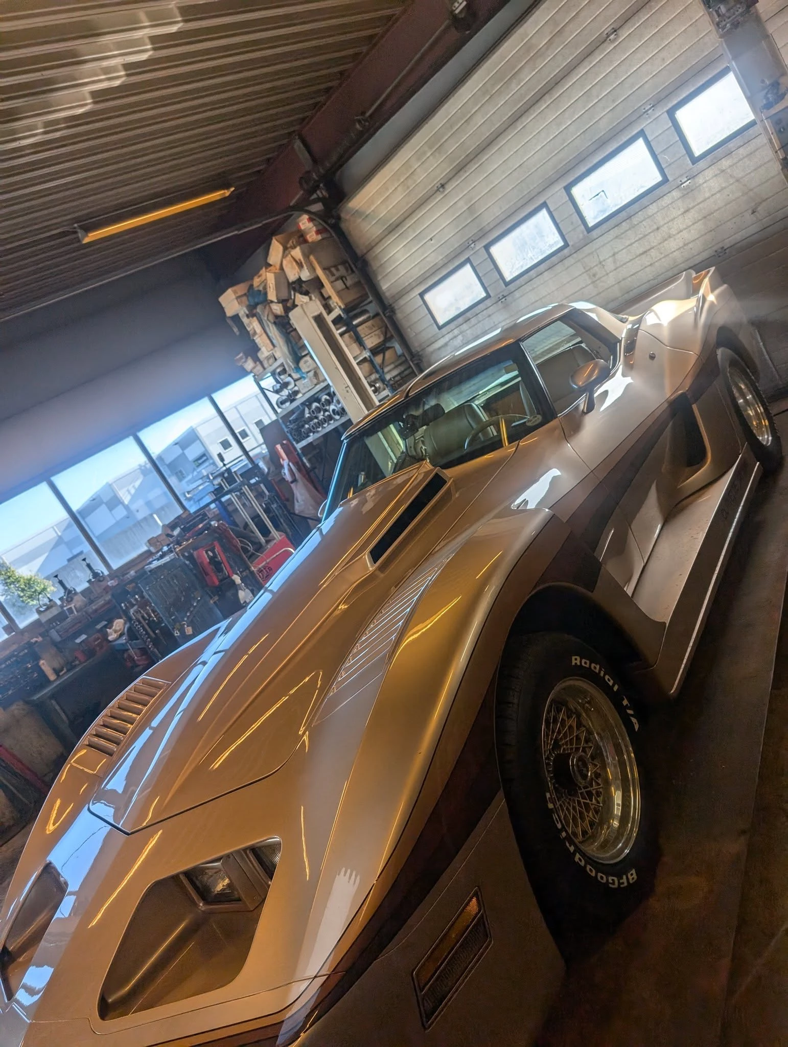 Corvette C3 inne på verkstedet