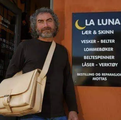 Eieren av La Luna Lærverksted utenfor butikken i Oslo