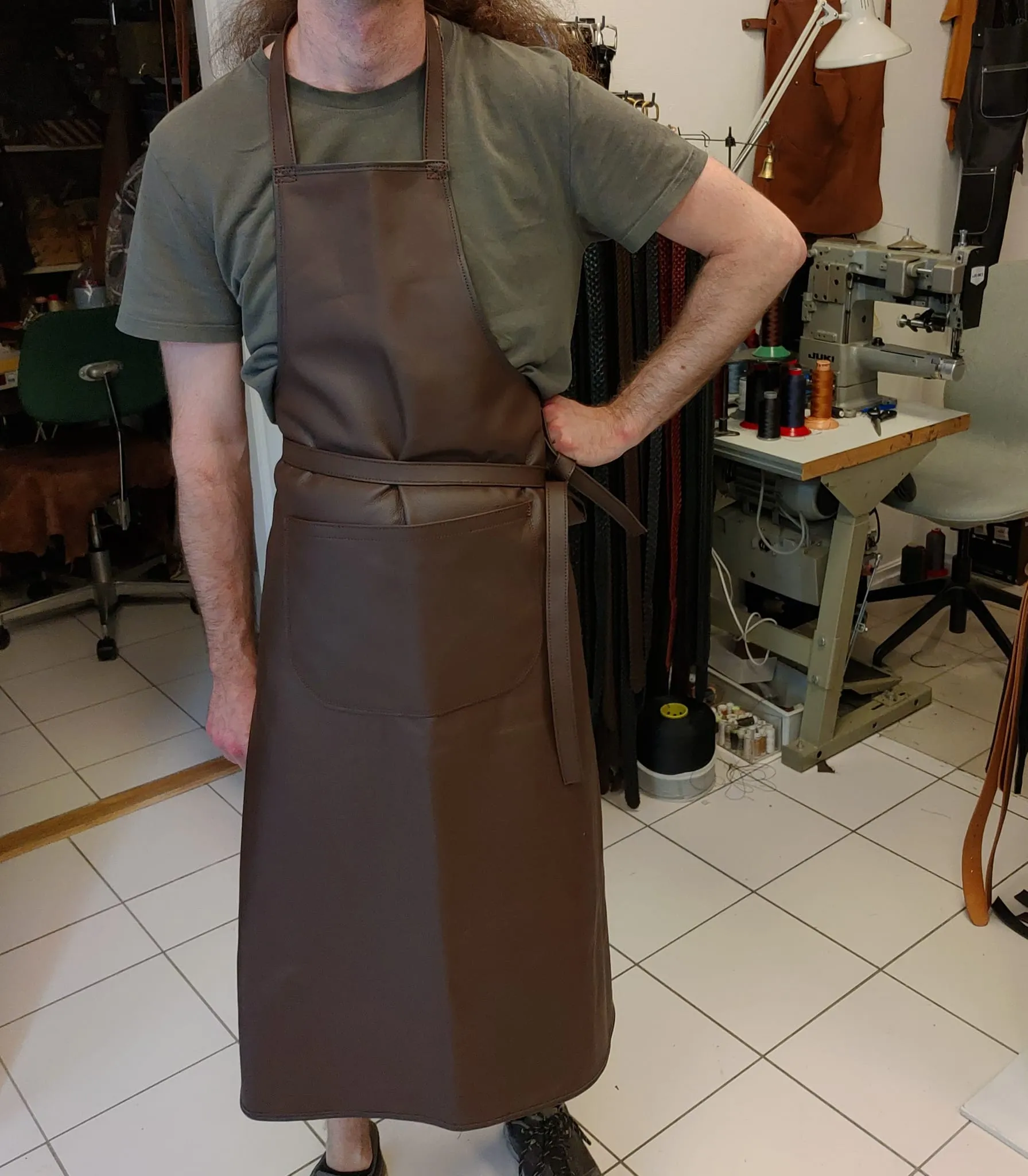 Håndverker i skinnforkle i verkstedet